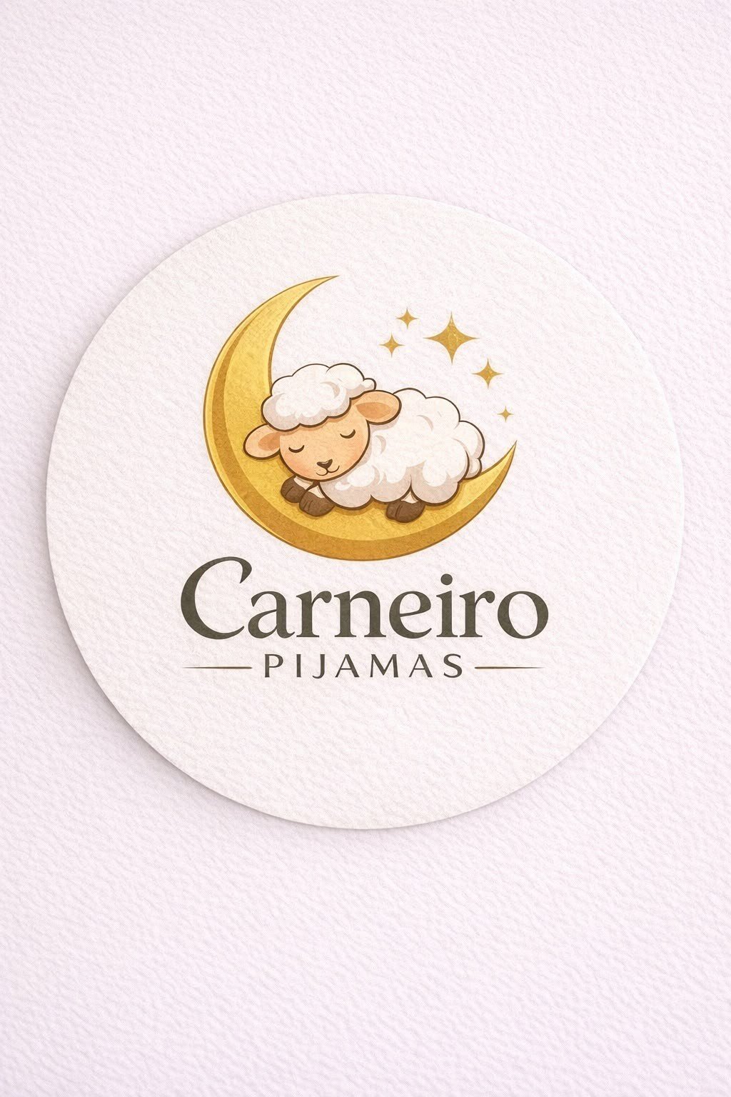 Logo original Carneiro Pijamas: carneirinho descansando na lua dourada